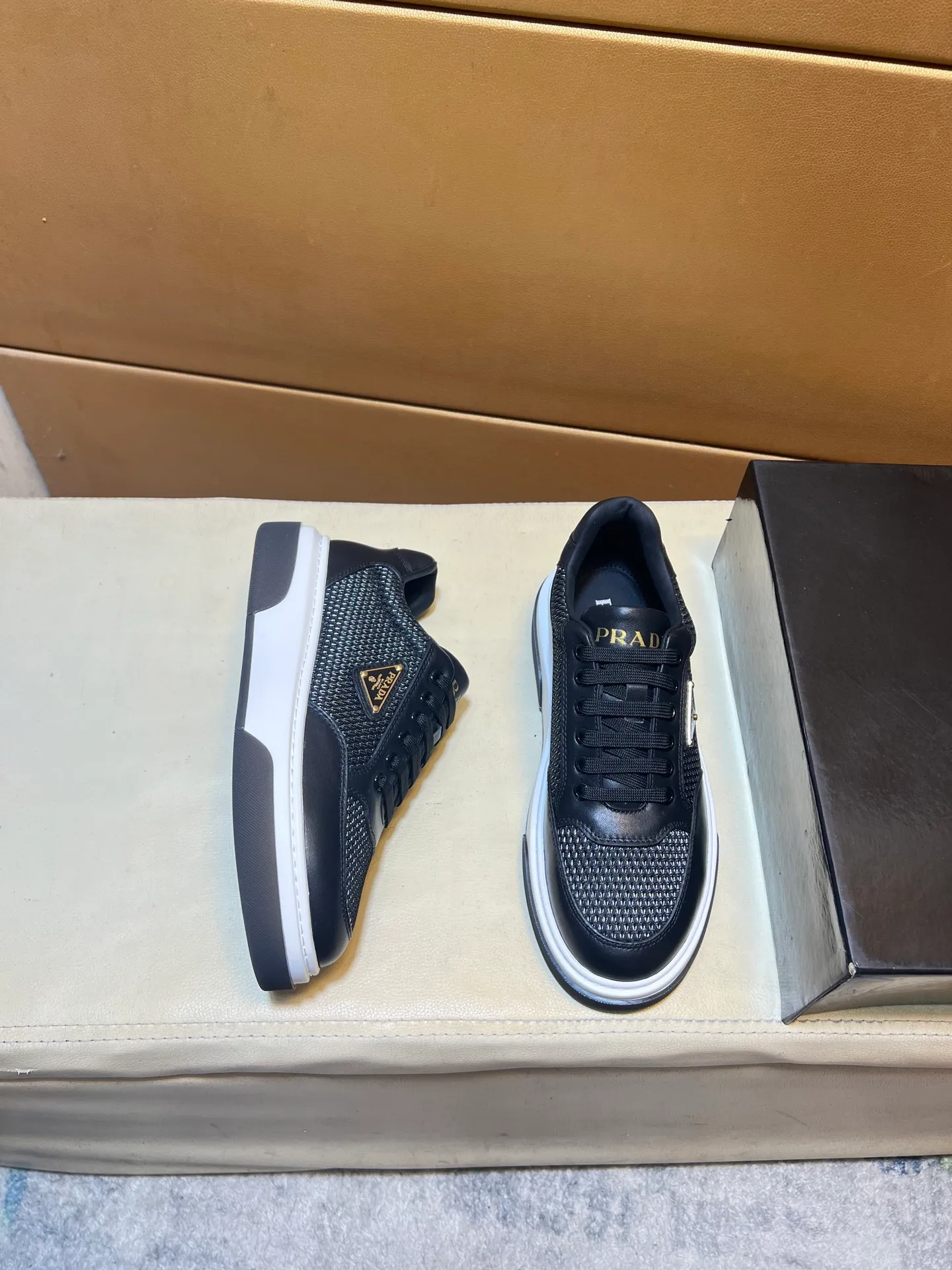 pp560💰👑👑《PRADA》【Classic Original Version】Prada: Top 🔝 Purchasing Agent 🔍🔍Sold at the latest men’s counter simultaneously, imported high-quality original version from Italy 🇮🇹: 🔝Brand silk calfskin·Shoe height, brand logo·Brand high mercerized canvas cloth·Tongue screen printing Brand logo: Prominent (high-end, extravagance, class), exquisite workmanship (imported Italian 🇮🇹 water-based mesh lining, 🐂cowhide feet), soles: original soles specially provided by the original factory, double-layer movable molding: transparent air cushion bottom, environmentally friendly, wear-resistant, ultra-light, comfortable, 🌲🌲🌲, real-life photos 🎬The real ones are more beautiful Flying code number 38-44